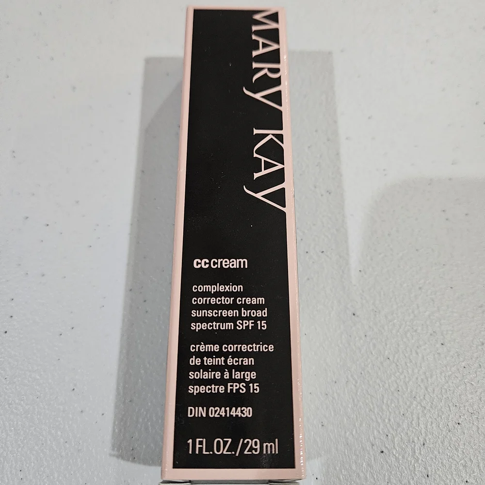 Mary Kay CC Cream - Broad Spectrum SPF 15 Very Deep - Picture 3 of 9